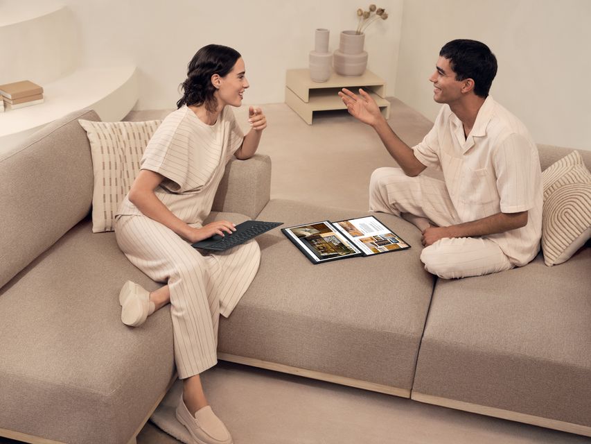 Zenbook DUO_UX8406CA_Scenario photo_03